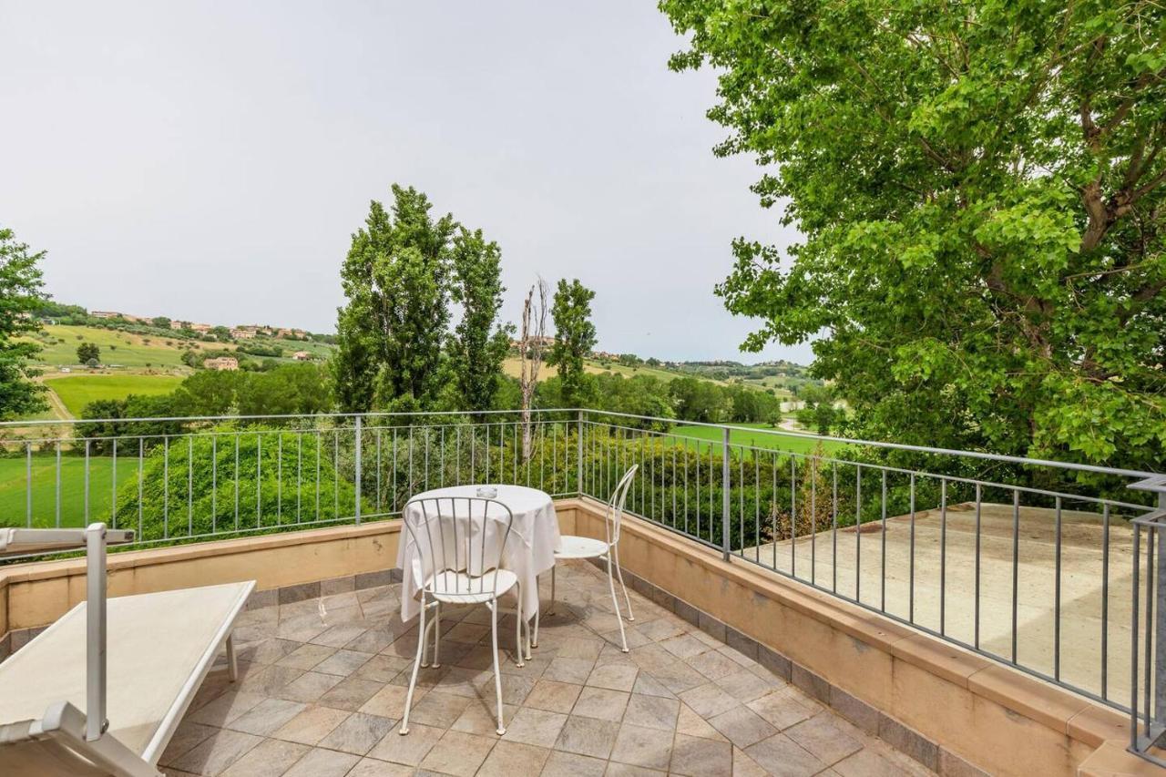 Grande Villa Storica Per Vacanze Con Giardino Privato E Piscina Ostra 외부 사진